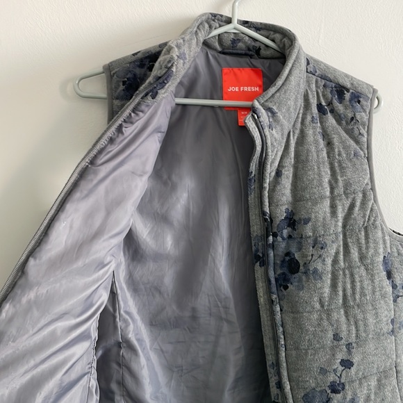 Grey floral print Puffer vest - Picture 4 of 6